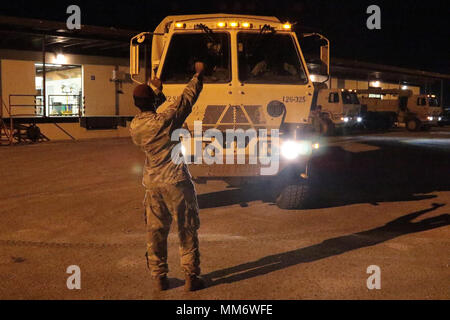 Un soldat affecté à la 82e Division aéroportée guides un camion dans un quai de chargement sur Camp Blanding Centre de formation conjointe, en Floride. 13 septembre. Le camion est chargé avec des lits bébés qui seront livrés plus au sud dans le cadre de la mission de récupération à l'appui de l'Agence fédérale de gestion des urgences et de l'état de Floride. (Photo US Army par la CPS. Erik Warren Mobile 5e Détachement des affaires publiques) Banque D'Images