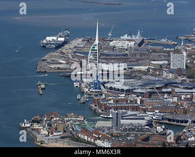 Vue aérienne de Portsmouth dont le HMS Queen Elizabeth le nouveau porte-avions de la Royal Navy Banque D'Images