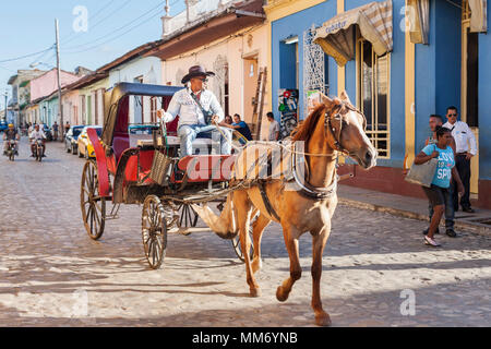 Man riding on horse cart dans la vieille ville de Trinidad, Cuba Banque D'Images