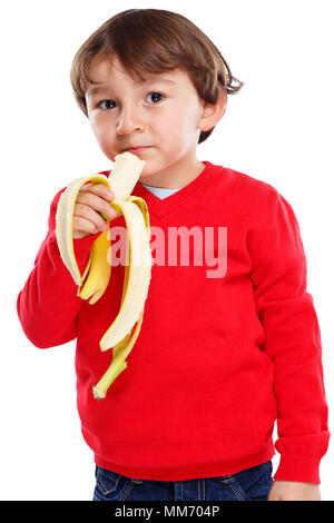 Enfant kid eating banana fruit sain format portrait isolé sur fond blanc Banque D'Images