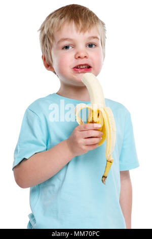 Enfant kid eating banana fruit sain cheveux blonds format portrait isolé sur fond blanc Banque D'Images