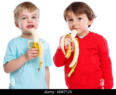 Enfants Les enfants de manger des fruits banane sain isolé sur fond blanc Banque D'Images