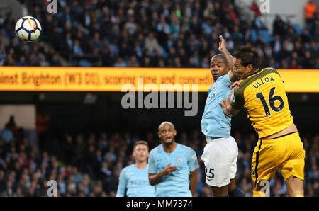 Brighton & Hove Albion's Leonardo Ulloa marque son premier but de côtés du jeu pendant le premier match de championnat à l'Etihad Stadium, Manchester. Banque D'Images