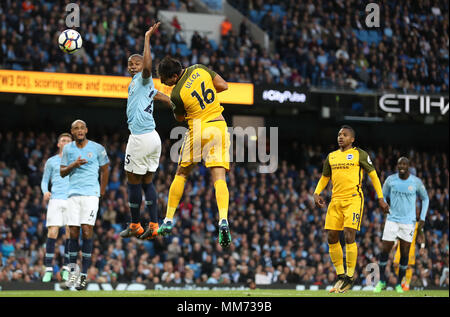 Brighton & Hove Albion's Leonardo Ulloa marque son premier but de côtés du jeu pendant le premier match de championnat à l'Etihad Stadium, Manchester. Banque D'Images