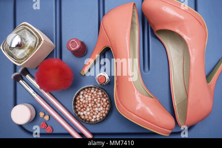 Chaussures, accessoires de beauté et produit cosmétique pour les femmes de couleur pastel, télévision gisait sur le fond bleu texture abstrait Banque D'Images