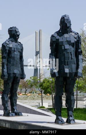 Groupe de statuettes métal avec, en deuxième choix, le Vascode Gama, Parc des Nations, quartier de Lisbonne, Portugal Banque D'Images