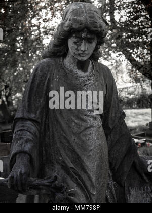 Ange de pierre, statue, cimetière de Hartshill, Stoke-on-Trent, Royaume-Uni Banque D'Images