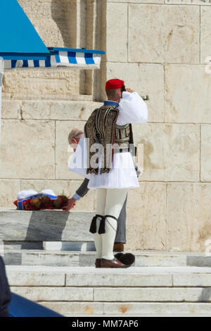 Athènes, Grèce, 09 mai 2018, le Prince Charles et son épouse Camilla visites tombe de soldat inconnu à Athènes, Grèce, le Crédit : Vangelis/Aragiannis Alamy Live News. Banque D'Images