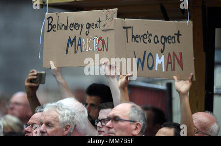 09 mai 2018, l'Allemagne, Aix-la-Chapelle : Visiteurs holding signs pour la visite du président français Macron lors d'une foire des citoyens. Macron reçoit le prix Charlemagne sur le 10 mai 2018 pour sa vision puissante d'une Europe nouvelle. Photo : Ina Fassbender/dpa Banque D'Images