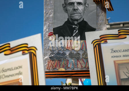 Moscou, Russie. 9 mai, 2018. Des gens aux portraits de soldats de la Première Guerre mondiale à pied vers le bas de la rue Tverskaya, Moscou vers la Place Rouge au cours de l'Immortel Regiment mars à Moscou Crédit : Nikolay Vinokourov/Alamy Live News Banque D'Images