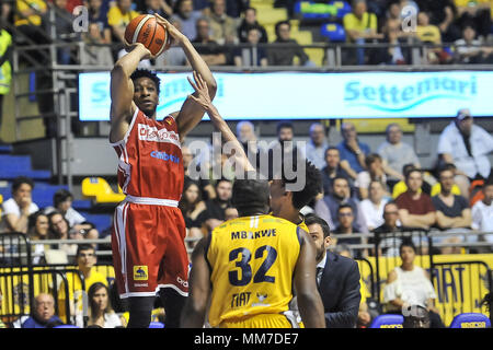 Turin, Italie. 9 mai, 2018. Okoye Stanley (Openjobmetis Varese) au cours de la SERIE A PANIER CAMPIONATO 2017/18 match de basket-ball entre FIAT AUXILIUM TORINO VS OPENJOBMETIS PalaRuffini à Varèse, le 9 mai 2018 à Turin, Italie. Crédit : FABIO ANNEMASSE/Alamy Live News Banque D'Images