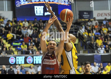 Turin, Italie. 9 mai, 2018. Avramovic Aleksa (Openjobmetis Varese) au cours de la SERIE A PANIER CAMPIONATO 2017/18 match de basket-ball entre FIAT AUXILIUM TORINO VS OPENJOBMETIS PalaRuffini à Varèse, le 9 mai 2018 à Turin, Italie. Crédit : FABIO ANNEMASSE/Alamy Live News Banque D'Images