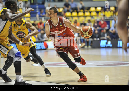 Turin, Italie. 9 mai, 2018. Avramovic Aleksa (Openjobmetis Varese) au cours de la SERIE A PANIER CAMPIONATO 2017/18 match de basket-ball entre FIAT AUXILIUM TORINO VS OPENJOBMETIS PalaRuffini à Varèse, le 9 mai 2018 à Turin, Italie. Crédit : FABIO ANNEMASSE/Alamy Live News Banque D'Images