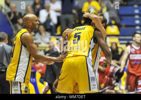 Turin, Italie. 9 mai, 2018. Au cours de la SERIE A PANIER CAMPIONATO 2017/18 match de basket-ball entre FIAT AUXILIUM TORINO VS OPENJOBMETIS PalaRuffini à Varèse, le 9 mai 2018 à Turin, Italie. Crédit : FABIO ANNEMASSE/Alamy Live News Banque D'Images