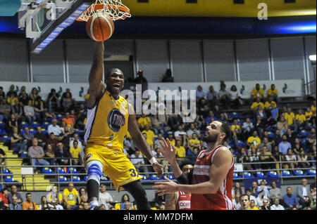 Turin, Italie. 9 mai, 2018. Trevor Mbakwe (Fiat Auxilium Torino) au cours de la SERIE A PANIER CAMPIONATO 2017/18 match de basket-ball entre FIAT AUXILIUM TORINO VS OPENJOBMETIS PalaRuffini à Varèse, le 9 mai 2018 à Turin, Italie. Crédit : FABIO ANNEMASSE/Alamy Live News Banque D'Images