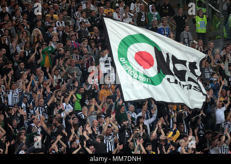 Stadio Olimpico, Rome, Italie. 9 mai, 2018. Coppa Italia en finale de la Coupe de football, la Juventus et l'AC Milan ; les partisans de la Juventus, encourager leurs pendant le match de l'équipe Credit : Action Plus Sport/Alamy Live News Banque D'Images