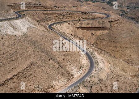 Amman. 9 mai, 2018. Photo prise le 9 mai 2018 indique la route du roi, quelque 80 kilomètres au sud d'Amman, en Jordanie. La route du Roi était une route commerciale dans le Proche Orient ancien, reliant l'Afrique avec la Mésopotamie. Dans la Jordanie moderne, la route 35 suit en grande partie cette route, reliant la ville d'Irbid dans le nord avec le port d'Aqaba dans le sud. Credit : Lin Xiaowei/Xinhua/Alamy Live News Banque D'Images