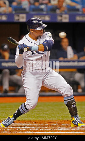 Saint Petersburg, Florida, USA. 9 mai, 2018. JIM DAMASKE | fois.Soleil Carlos Gomez (27) attend un terrain de mieux dans la 2ème manche pendant les Rays de Tampa Bay accueil match contre les Braves d'Atlanta au Tropicana Field de St. Petersburg, FL 5/9/2018. Crédit : Jim Damaske/Tampa Bay Times/ZUMA/Alamy Fil Live News Banque D'Images