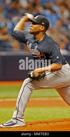 Saint Petersburg, Florida, USA. 9 mai, 2018. JIM DAMASKE | fois.Le lanceur partant des Braves Julio Teheran (49) emplacements dans la 2ème manche pendant les Rays de Tampa Bay accueil match contre les Braves d'Atlanta au Tropicana Field de St. Petersburg, FL 5/9/2018. Crédit : Jim Damaske/Tampa Bay Times/ZUMA/Alamy Fil Live News Banque D'Images