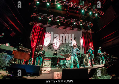 Las Vegas, NV, USA. 8 mai, 2018. ***Couverture maison*** Chris Robinson et à vol d'oiseau au Brooklyn Bowl à Las Vegas, NV, le 8 mai 2018. Pib : Crédit Photos/media/Alamy Punch Live News Banque D'Images