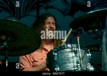 Las Vegas, NV, USA. 8 mai, 2018. ***Couverture maison*** Chris Robinson et à vol d'oiseau au Brooklyn Bowl à Las Vegas, NV, le 8 mai 2018. Pib : Crédit Photos/media/Alamy Punch Live News Banque D'Images