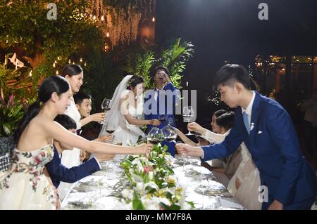 Hangzh, Hangzh, Chine. 9 mai, 2018. Hangzhou, Chine 9e Mai 2018 : CRÉATION D'une "Fly Me to the Moon' mariage à thème est tenue à Hangzhou, Zhejiang Province de Chine orientale. L'époux et à combiner les éléments de vol avec le mariage romantique parce qu'ils sont tous deux agents de bord. Crédit : SIPA Asie/ZUMA/Alamy Fil Live News Banque D'Images