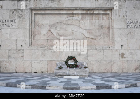 La couronne pose cérémonie devant le parlement grec. Des milliers de citoyens russes ont participé à la célébration du 73e anniversaire de la victoire contre le fascisme, qui a été établi comme un jour de la victoire. Avec le défilé militaire, ainsi que la manifestation, la fête a eu lieu dans toute la Russie, avec les citoyens détenant des photos de leurs proches qui ont été tués ou ont combattu pendant la Seconde Guerre mondiale. Banque D'Images