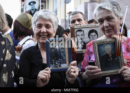 Athènes, Grèce. 9 mai, 2018. Les femmes russe qui vit en Grèce vu holding photographies anciennes au cours de l'Immortel mars.Des milliers de régiment de citoyens russes ont participé à la célébration du 73e anniversaire de la victoire contre le fascisme, qui a été établi comme un jour de la victoire. Avec le défilé militaire, ainsi que la manifestation, la fête a eu lieu dans toute la Russie, avec les citoyens détenant des photos de leurs proches qui ont été tués ou ont combattu pendant la Seconde Guerre mondiale. Credit : Nikolas Joao/Kokovlis SOPA Images/ZUMA/Alamy Fil Live News Banque D'Images