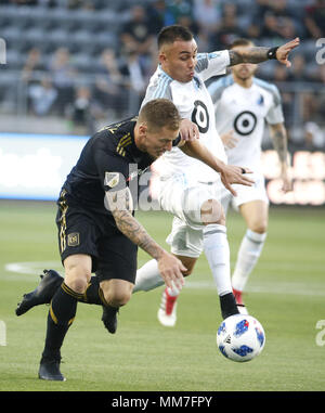 Los Angeles, Californie, USA. 9 mai, 2018. Los Angeles FC defender Jordanie Harvey (2) rivalise avec le Minnesota United terrain Miguel Ibarra (10) pendant un match de soccer MLS FC entre Los Angeles et le Minnesota United au banc de stade de la Californie à Los Angeles, le mercredi 9 mai 2018. Pour l'a gagné 2-0. Ringo : crédit Chiu/ZUMA/Alamy Fil Live News Banque D'Images