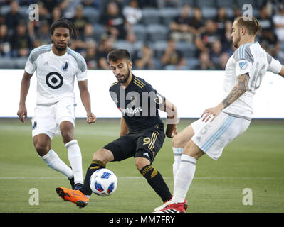 Los Angeles, Californie, USA. 9 mai, 2018. Los Angeles avant FC Diego Rossi (9) de l'Uruguay, contrôle la balle contre Minnesota United terrain Ethan Finlay (16) de l'Angleterre et du Minnesota United defender Carter Manley (2) au cours d'un match de soccer MLS FC entre Los Angeles et le Minnesota United au banc de stade de la Californie à Los Angeles, le mercredi 9 mai 2018. Pour l'a gagné 2-0. Ringo : crédit Chiu/ZUMA/Alamy Fil Live News Banque D'Images