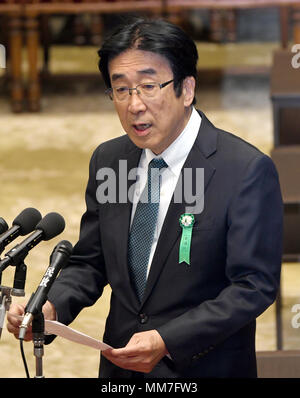 Tokyo, Japon. 10 mai, 2018. Président du Conseil Tatsuo Hatta stratégique national sur les zones spéciales comparaît comme témoin sans serment avant le régime session à Tokyo, le jeudi 10 mai 2018, sur les questions de l'Kake-Gakuen, une école vétérinaire exploité par un proche ami du premier ministre Shinzo Abe, et Motiromo-Gakuen, une école douteux avec lesquels l'opérateur Abes épouse Akie aurait été impliqué. Credit : Natsuki Sakai/AFLO/Alamy Live News Banque D'Images