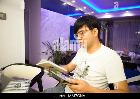 (180510) --, de BEICHUAN le 10 mai 2018 (Xinhua) -- un survivant, Haiyang Zheng qui a perdu ses jambes dans le 8.0-magnitude 2008 séisme de Wenchuan, ouvre son cadeau, un nouvel album du chanteur Jay Chou, à la maison dans le nouveau comté de Beichuan, le sud-ouest de la province chinoise du Sichuan, le 8 mai 2018. Il y a dix ans, Zheng, 17 ans, étudiant à l'École de Beichuan, a dégagé 22 heures après qu'il a été pris au piège dans les décombres du bâtiment de l'école dans le comté de Beichuan. A Beichuan l'un des plus durement touchés lorsque le séisme a frappé le Sichuan catastrophique du comté de Wenchuan le 12 mai 2008. Zheng était un survivant d'e Banque D'Images