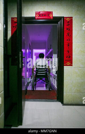 (180510) --, de BEICHUAN le 10 mai 2018 (Xinhua) -- un survivant, Haiyang Zheng qui a perdu ses jambes dans le 8.0-magnitude 2008 séisme de Wenchuan, revient à la maison dans le nouveau comté de Beichuan, le sud-ouest de la province chinoise du Sichuan, le 8 mai 2018. Il y a dix ans, Zheng, 17 ans, étudiant à l'École de Beichuan, a dégagé 22 heures après qu'il a été pris au piège dans les décombres du bâtiment de l'école dans le comté de Beichuan. A Beichuan l'un des plus durement touchés lorsque le séisme a frappé le Sichuan catastrophique du comté de Wenchuan le 12 mai 2008. Zheng a été un survivant du séisme qui a fait plus de 80 000 personnes Banque D'Images