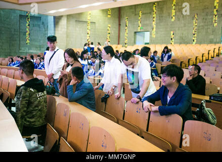 (180510) --, de BEICHUAN le 10 mai 2018 (Xinhua) -- Zheng Haiyang (2e R), un survivant qui a perdu ses jambes dans le 8.0-magnitude au séisme de Wenchuan, 2008 entretiens avec ses anciens amis à la nouvelle École de Beichuan à Beichuan County, au sud-ouest de la province chinoise du Sichuan, le 8 mai 2018. Zheng et ses camarades se sont réunis lors d'un événement pour lancer un nouveau livre d'enregistrer leur vie après le séisme. Il y a dix ans, Zheng, 17 ans, étudiant à l'École de Beichuan, a dégagé 22 heures après qu'il a été pris au piège dans les décombres du bâtiment de l'école dans le comté de Beichuan. A Beichuan un des pires-hi Banque D'Images