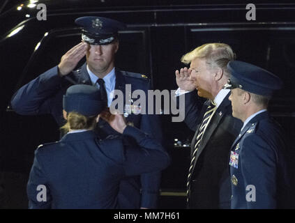 Joiunt Base Andrews, dans le Maryland, USA. 9 mai, 2018. Le Président des Etats-Unis, Donald J. Trump salue les échanges avec les agents comme il se prépare à accueillir Kim Dong Chul Kim Hak, chanson et Tony Kim Retour à la nous à Joint Base Andrews dans le Maryland le jeudi 10 mai, 2018. Les trois hommes ont été emprisonnés en Corée du Nord pour des périodes allant de un à deux ans. Ils ont été remis à la secrétaire d'État Mike Pompeo comme un geste de bonne volonté à l'approche des entretiens entre le Président Trump et le dirigeant nord-coréen Kim Jong Un.Credit : Ron Sachs/CNP (crédit Image : © Ron Sachs/CNP Banque D'Images