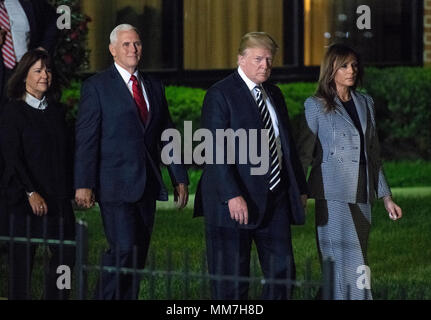 Le Président des Etats-Unis, Donald J. Trump, centre droit, première dame Melania Trump, droit, le Vice-président américain Mike Pence, centre gauche, et Karen Pence, gauche, marcher sur le tarmac d'accueillir Kim Dong Chul Kim Hak, chanson et Tony Kim Retour à la nous à Joint Base Andrews dans le Maryland le jeudi 10 mai, 2018. Les trois hommes ont été emprisonnés en Corée du Nord pour des périodes allant de un à deux ans. Ils ont été remis à la secrétaire d'État Mike Pompeo comme un geste de bonne volonté à l'approche des entretiens entre le Président Trump et le dirigeant nord-coréen Kim Jong Un. Credit : Ron Sachs/CNP | worldw Banque D'Images