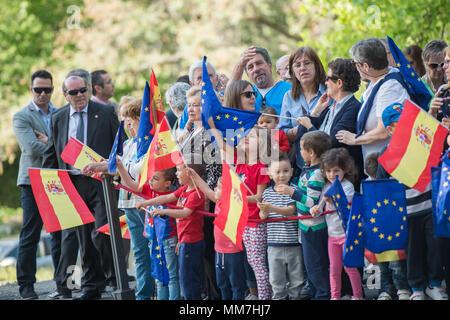 Monasterio de Yuste, Jarandilla de la Vera, Espagne. 9 mai, 2018 - Les gens d'attente pour l'arrivée du roi d'Espagne à la cérémonie où Carlos V, Antonio TAJANI, le Parlement européen a reçu de Felipe VI, Roi d'Espagne le Carlos V Prix. Crédit : Esteban Martinena Guerrero/Alamy Live News Banque D'Images