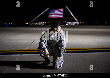 Washington, District de Columbia, Etats-Unis. 10 mai, 2018. Un militaire observe un avion médical militaire, arrive avec trois Américains détenus, à partir de la Corée du Nord à Joint Base Andrews, dans le Maryland, aux États-Unis, le jeudi 10 mai 2018. La Corée du Nord a publié les trois citoyens américains qui avaient été arrêtés depuis deux ans, un geste de bonne volonté de l'avant d'un sommet prévu entre le Président Donald Trump et Kim Jong Un qui devrait dans les semaines à venir. Crédit : Al Drago/Piscine via CNP Crédit : Al Drago/CNP/ZUMA/Alamy Fil Live News Banque D'Images