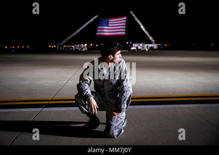 Joint Base Andrews, dans le Maryland, USA. 10 mai, 2018. Un militaire observe un avion médical militaire, arrive avec trois Américains détenus, à partir de la Corée du Nord à Joint Base Andrews, dans le Maryland, aux États-Unis, le jeudi 10 mai 2018. La Corée du Nord a publié les trois citoyens américains qui avaient été arrêtés depuis deux ans, un geste de bonne volonté de l'avant d'un sommet prévu entre le Président Donald Trump et Kim Jong Un qui devrait dans les semaines à venir. Dpa : Crédit photo alliance/Alamy Live News Banque D'Images