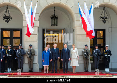 Le Président tchèque Milos Zeman (2e de gauche) et son épouse Ivana Zemanova (à gauche) visite la Pologne et rencontrer le président polonais Andrzej Duda (3e de gauche) et sa femme Kornhauser-Duda Agata (droite) à Varsovie, Pologne, le 10 mai 2018. (CTK Photo/David Tanecek) Banque D'Images