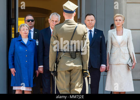 Le Président tchèque Milos Zeman (2e de gauche) et son épouse Ivana Zemanova (à gauche) visite la Pologne et rencontrer le président polonais Andrzej Duda (3e de gauche) et sa femme Kornhauser-Duda Agata (droite) à Varsovie, Pologne, le 10 mai 2018. (CTK Photo/David Tanecek) Banque D'Images