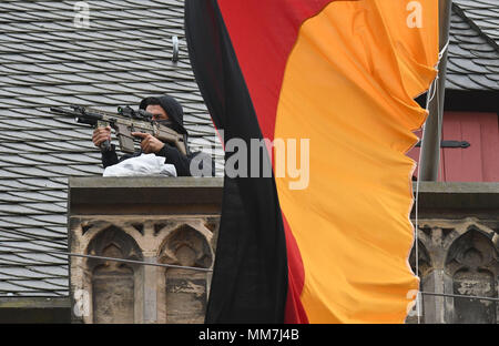 10 mai 2018, l'Allemagne, Aix-la-Chapelle : un tireur debout sur le toit de l'hôtel de ville. Charlemagne le prix sera attribué au président français Emmanuel Macron ici plus tard aujourd'hui. Photo : Patrik Stollarz/AFP/dpa Piscine Banque D'Images