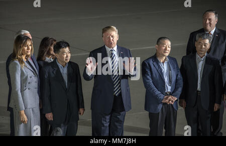 Joiunt Base Andrews, dans le Maryland, USA. 10 mai, 2018. Le Président des Etats-Unis, Donald J. Trump fait des remarques à la presse comme il se félicite Kim Dong Chul Kim Hak, chanson et Tony Kim Retour à la nous à Joint Base Andrews dans le Maryland le jeudi 10 mai, 2018. Les trois hommes ont été emprisonnés en Corée du Nord pour des périodes allant de un à deux ans. Ils ont été remis à la secrétaire d'État Mike Pompeo comme un geste de bonne volonté à l'approche des entretiens entre le Président Trump et le dirigeant nord-coréen Kim Jong Un.Credit : Ron Sachs/CNP Crédit : Ron Sachs/CNP/ZUMA/Alamy Fil Live News Banque D'Images