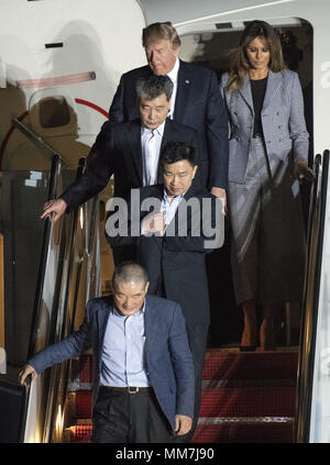 Joiunt Base Andrews, dans le Maryland, USA. 9 mai, 2018. Le Président des Etats-Unis, Donald J. Trump se félicite Kim Dong Chul Kim Hak, chanson et Tony Kim Retour à la nous à Joint Base Andrews dans le Maryland le jeudi 10 mai, 2018. Les trois hommes ont été emprisonnés en Corée du Nord pour des périodes allant de un à deux ans. Ils ont été remis à la secrétaire d'État Mike Pompeo comme un geste de bonne volonté à l'approche des entretiens entre le Président Trump et le dirigeant nord-coréen Kim Jong Un.Credit : Ron Sachs/CNP Crédit : Ron Sachs/CNP/ZUMA/Alamy Fil Live News Banque D'Images