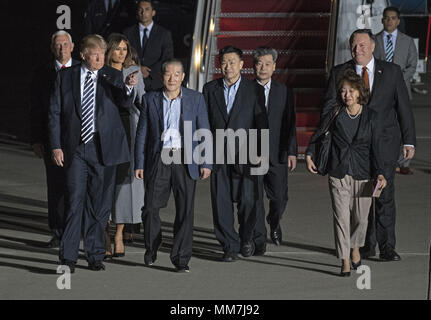 Joiunt Base Andrews, dans le Maryland, USA. 9 mai, 2018. Le Président des Etats-Unis, Donald J. Trump se félicite Kim Dong Chul Kim Hak, chanson et Tony Kim Retour à la nous à Joint Base Andrews dans le Maryland le jeudi 10 mai, 2018. Les trois hommes ont été emprisonnés en Corée du Nord pour des périodes allant de un à deux ans. Ils ont été remis à la secrétaire d'État Mike Pompeo comme un geste de bonne volonté à l'approche des entretiens entre le Président Trump et le dirigeant nord-coréen Kim Jong Un. En photo avec le président sont le vice-président américain Mike Pence, première dame Melania Trump, et US Secreta Banque D'Images