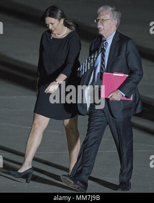 Joiunt Base Andrews, dans le Maryland, USA. 9 mai, 2018. Secrétaire de presse de la Maison Blanche Sarah Sanders et conseiller pour la sécurité nationale, John Bolton à pied à travers l'aire après avoir accompagné le Président des Etats-Unis, Donald J. Trump à Joint Base Andrews dans le Maryland où il fera bon accueil Kim Dong Chul Kim Hak, chanson et Tony Kim Retour à la nous à le jeudi 10 mai 2018. Les trois hommes ont été emprisonnés en Corée du Nord pour des périodes allant de un à deux ans. Ils ont été remis à la secrétaire d'État Mike Pompeo comme un geste de bonne volonté à l'approche des entretiens entre le Président Tru Banque D'Images