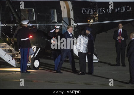 Joiunt Base Andrews, dans le Maryland, USA. 9 mai, 2018. Le Président des Etats-Unis, Donald J. Trump arrive à Joint Base Andrews dans le Maryland d'accueillir Kim Dong Chul Kim Hak, chanson et Tony Kim retour à l'US le jeudi 10 mai 2018. Les trois hommes ont été emprisonnés en Corée du Nord pour des périodes allant de un à deux ans. Ils ont été remis à la secrétaire d'État Mike Pompeo comme un geste de bonne volonté à l'approche des entretiens entre le Président Trump et le dirigeant nord-coréen Kim Jong Un.Credit : Ron Sachs/CNP Crédit : Ron Sachs/CNP/ZUMA/Alamy Fil Live News Banque D'Images