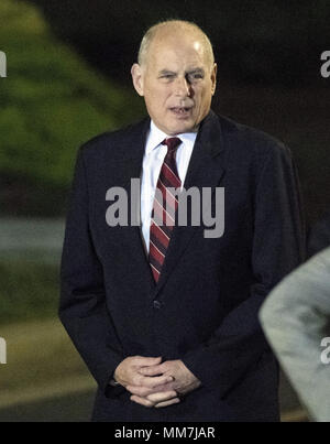 Joiunt Base Andrews, dans le Maryland, USA. 9 mai, 2018. Chef de Cabinet de la Maison blanche John Kelly attend l'arrivée de United States Président Donald J. Trump qui vous accueilleront Kim Dong Chul Kim Hak, chanson et Tony Kim Retour à la nous à Joint Base Andrews dans le Maryland le jeudi 10 mai, 2018. Les trois hommes ont été emprisonnés en Corée du Nord pour des périodes allant de un à deux ans. Ils ont été remis à la secrétaire d'État Mike Pompeo comme un geste de bonne volonté à l'approche des entretiens entre le Président Trump et le dirigeant nord-coréen Kim Jong Un.Credit : Ron Sachs/CNP (Ima Crédit Banque D'Images