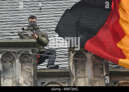 10 mai 2018, l'Allemagne, Aix-la-Chapelle : un tireur debout sur le toit de l'hôtel de ville. Charlemagne le prix sera attribué au président français Emmanuel Macron ici plus tard aujourd'hui. Photo : afp/Henning Kaiser Banque D'Images