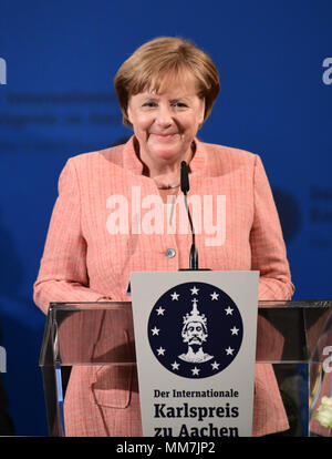 10 mai 2018, l'Allemagne, Aix-la-Chapelle : la chancelière allemande de l'Union chrétienne-démocrate (CDU), Angela Merkel, en tenant le discours honorifique pour le président français Emmanuel Macron qui, pour son service à l'unité européenne, a reçu le prix international de Charlemgane. Photo : Ina Fassbender/dpa Banque D'Images